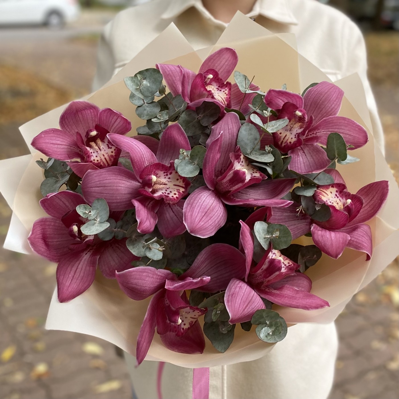 Букет из темно-розовой орхидеи с эвкалиптом